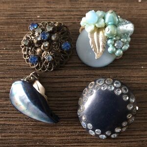 Vintage single blue & cream clip on earrings 4ct.